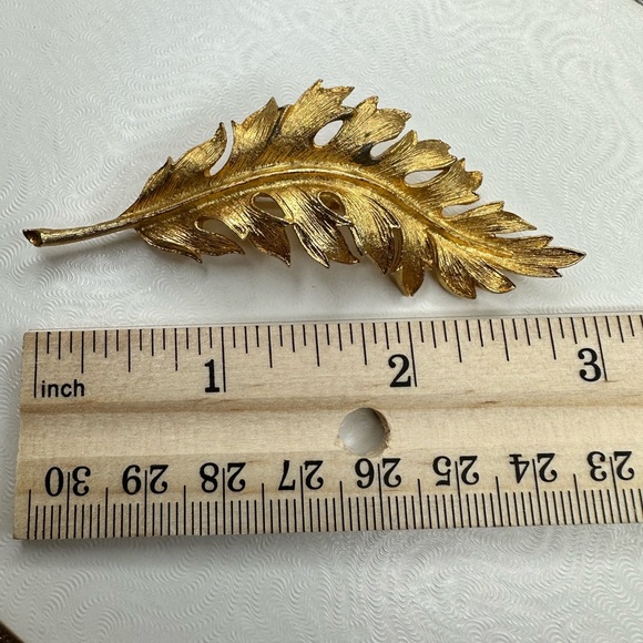 Vintage signed CORO leaf gold tone pin brooch - Picture 5 of 8